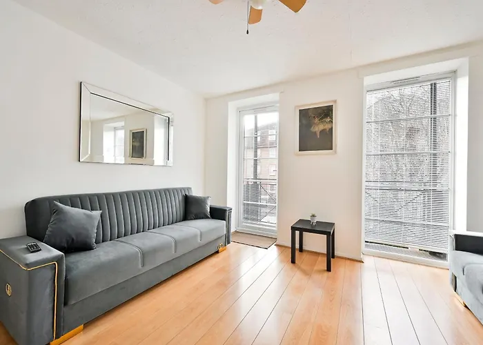 Perfect 1-Bed E15, Sleeps 5, 1 Min From Tube Station, Near Westfields
