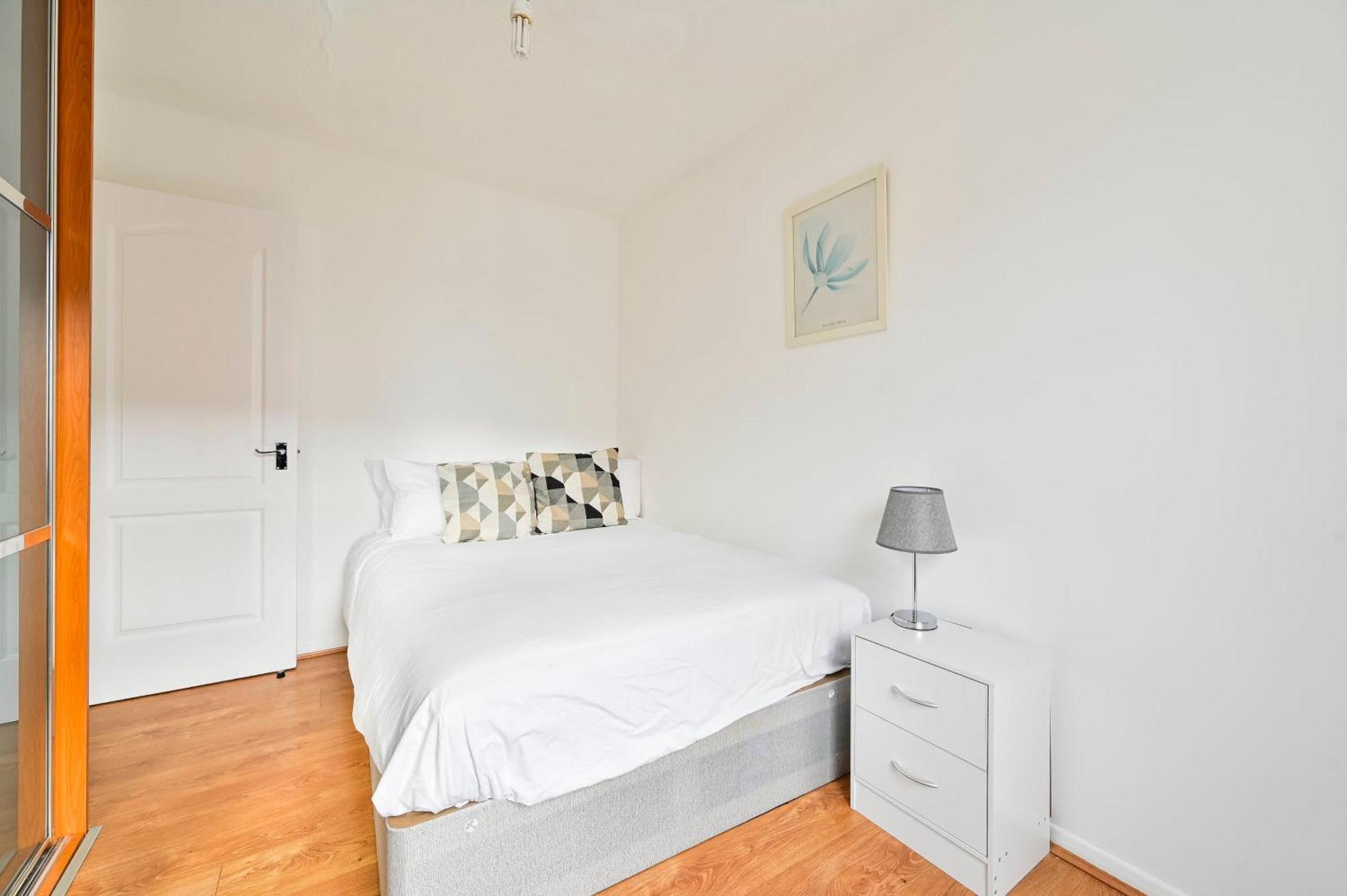 Perfect 1-bed E15, Sleeps 5, 1 Min From Tube Station, Near Westfields