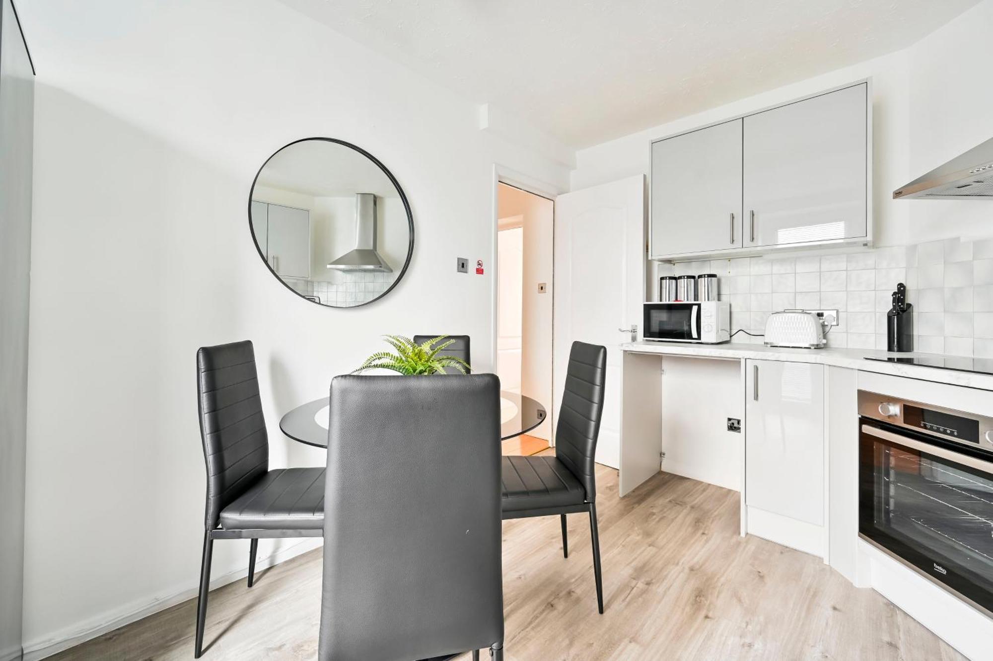 Perfect 1-bed E15, Sleeps 5, 1 Min From Tube Station, Near Westfields