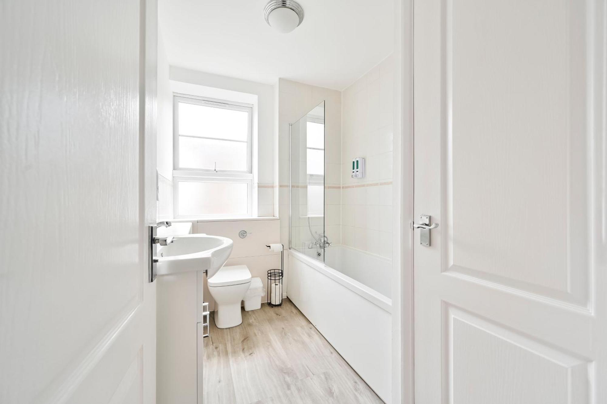 Perfect 1-bed E15, Sleeps 5, 1 Min From Tube Station, Near Westfields