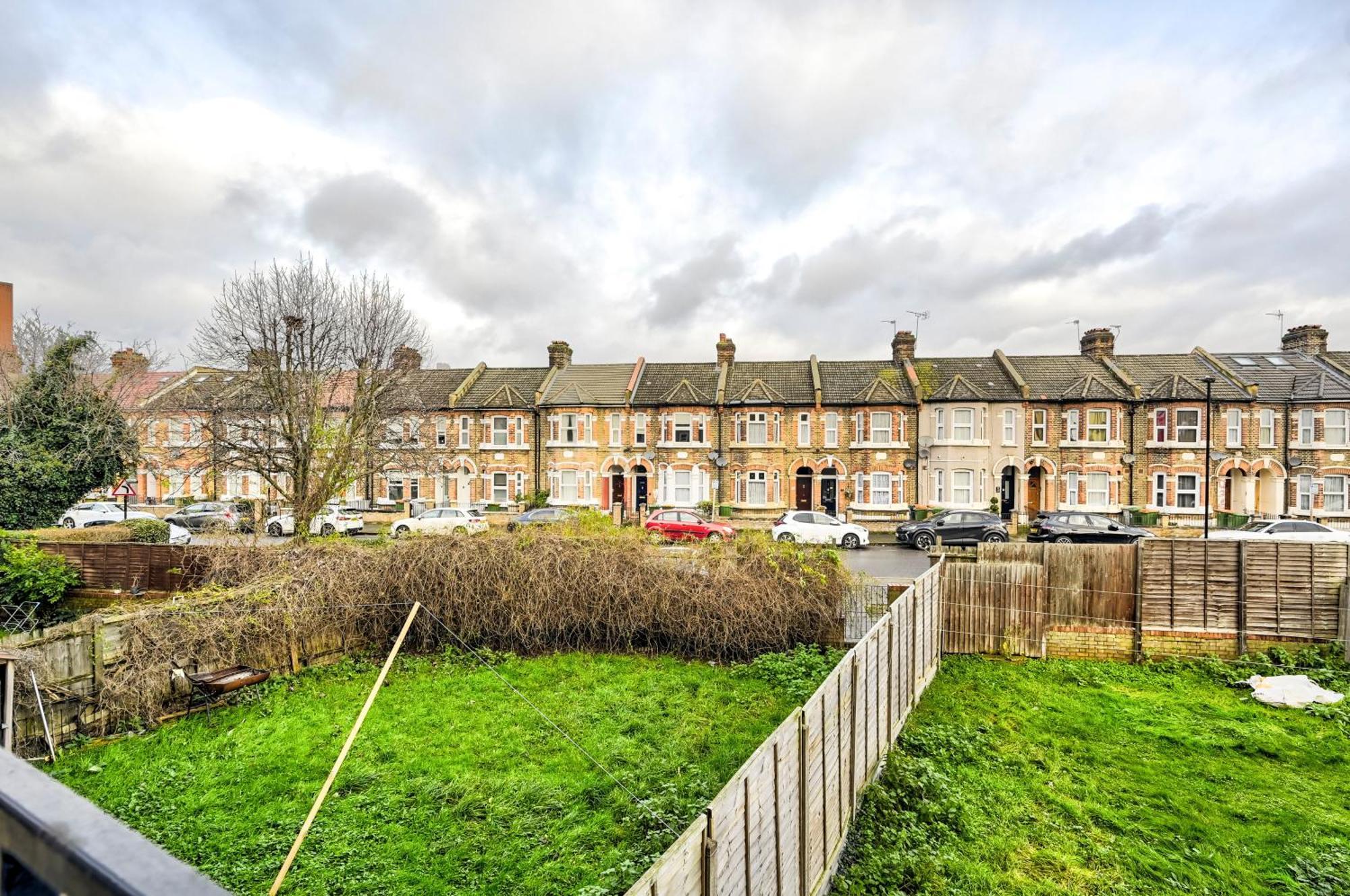 Perfect 1-bed E15, Sleeps 5, 1 Min From Tube Station, Near Westfields Appartamento *